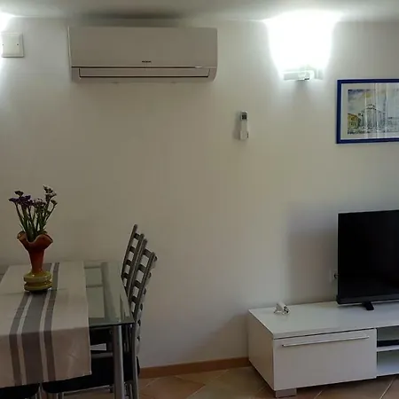 Newly Renovated Apartment;100m To The Beach!!! *